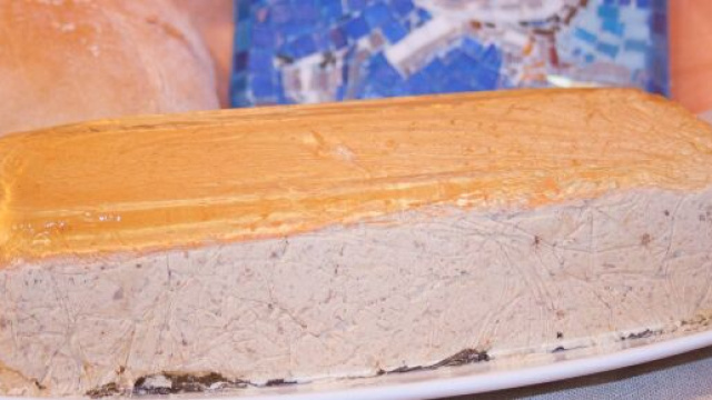Pat&eacute; di carne e pollo, una ricetta ricca di sapore.