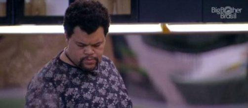 'BBB20': Babu prepara jantar para a casa. (Reprodu&ccedil;&atilde;o/TV Globo)
