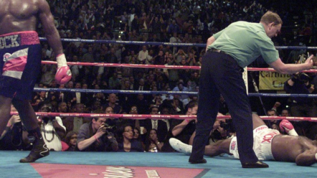 Lennox Lewis ko contro Hasim Rahman il 22 aprile 2001.