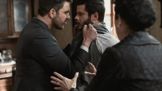 Una Vita, trame spagnole: Telmo prende a pugni Eduardo davanti ad Ursula.