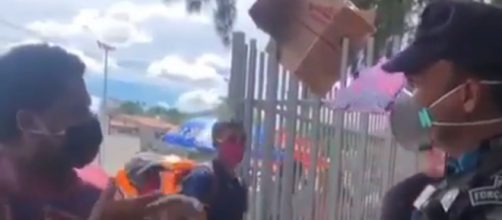 Policial Militar orienta homem. (Reprodu&ccedil;&atilde;o/Redes Sociais)