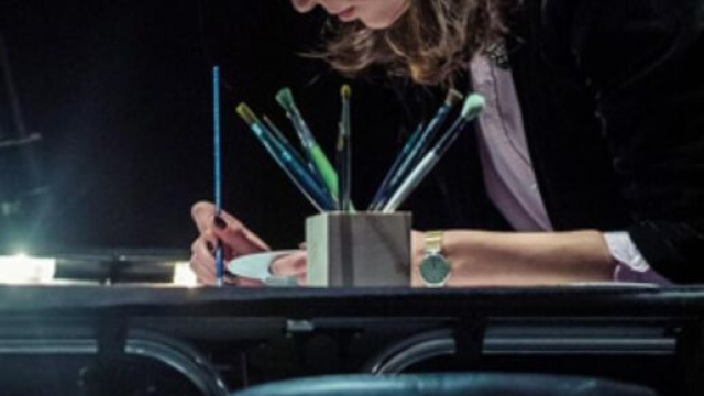 Taisiia en train de dessiner/galerie A Diane et Mars.