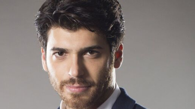 Can Yaman protagonista della nuova serie 'Bay Yanlis' con &Ouml;zge G&uuml;rel.
