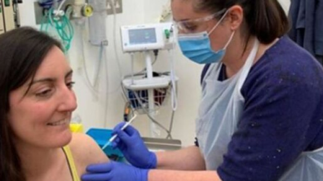 Coronavirus: Elisa Granato &egrave; la prima italiana volontaria a testare il vaccino, su Twitter scrive 'Sto benissimo'.