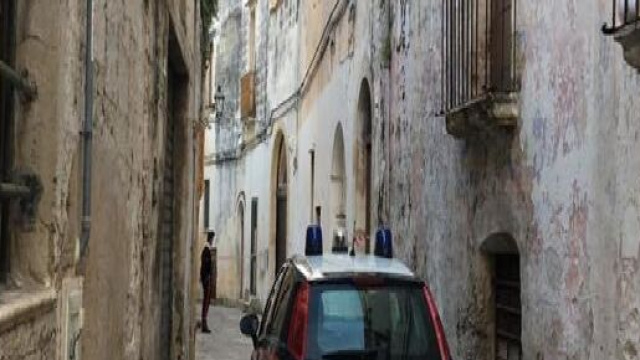 Lecce, 43enne cerca di scavalcare balcone di una casa abbandonata: cade e muore sul colpo