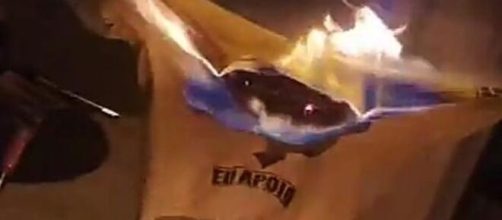 Camisas do movimento em apoio a Lava Jato foram queimadas. (Reprodu&ccedil;&atilde;o/Redes Socias)