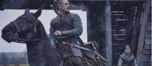 Uhtred &eacute; interpretado por Alexander Dreymon na s&eacute;rie. (Reprodu&ccedil;&atilde;o/Twitter/@TheLastKingdom)
