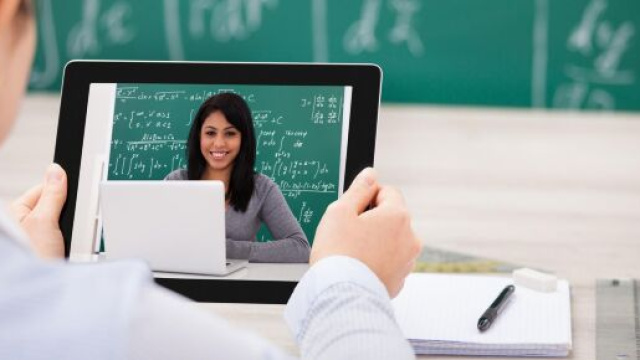 Le scuole resteranno chiuse e le lezioni si continueranno a tenere esclusivamente online, fino alla fine dell'anno scolastico.