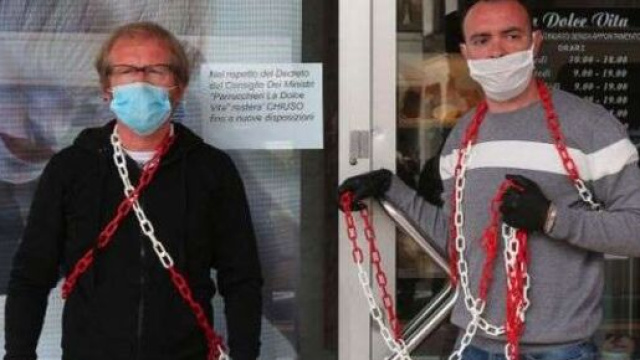 Parrucchieri incatenati in protesta a Padova contro la riapertura al 1 giugno