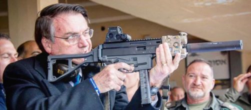 Bolsonaro atirando com arma de fogo. (Arquivo Blasting News)