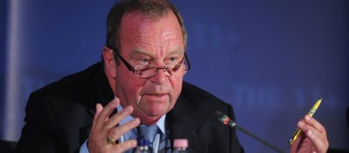 M&eacute;dico da Fifa sugere cart&atilde;o amarelo para atleta que cuspir em campo. (Arquivo Blasting News)