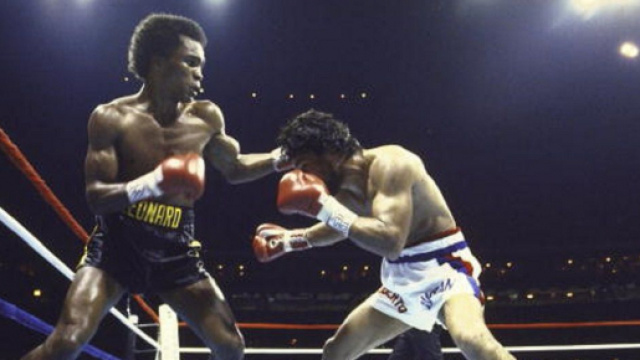 Sugar Ray Leonard e Roberto Duran sul ring del Superdome di New Orleans.