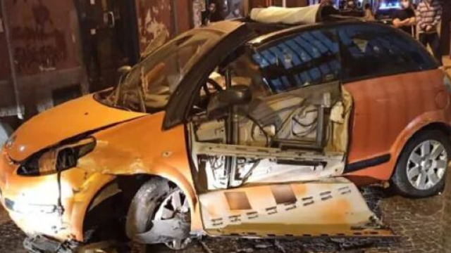 Violentissimo incidente stradale nel napoletano: auto finisce contro un palazzo.