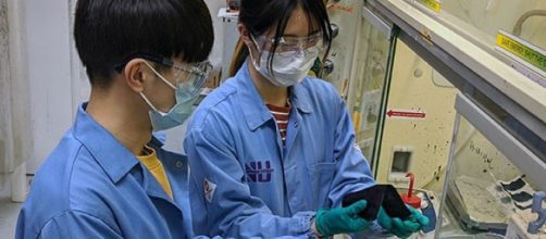 Miembros del equipo de cient&iacute;ficos hacen pruebas para generar una soluci&oacute;n que evite la propagaci&oacute;n del coronavirus. Fuente: ABC.