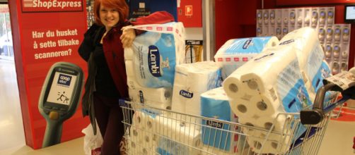 Mujer pone en venta 378 paquetes de papel higi&eacute;nico. / greenarea.me