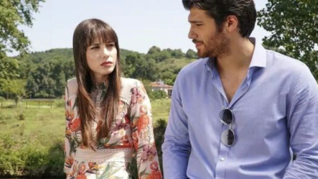 Can Yaman e &Ouml;zge G&uuml;rel saranno i protagonisti di 'Bay Yanliş'