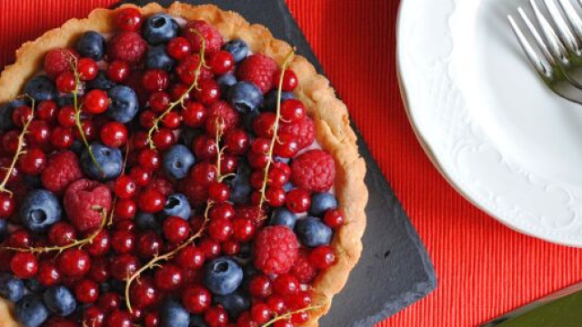Crostata al ribes nero e rosso ideale per dare freschezza al palato.
