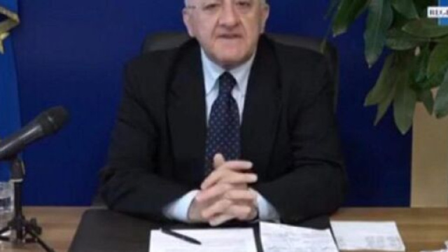 De Luca si scaglia contro i runner: 'Vecchi cinghialoni senza mascherina'.
