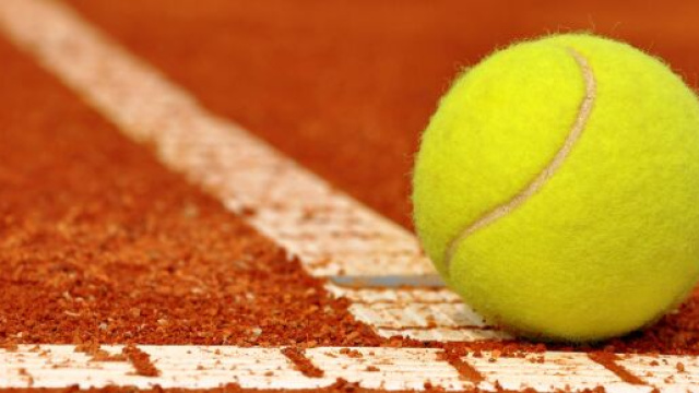 La ripresa del tennis potrebbe avvenire indossando occhiali obbligatori.