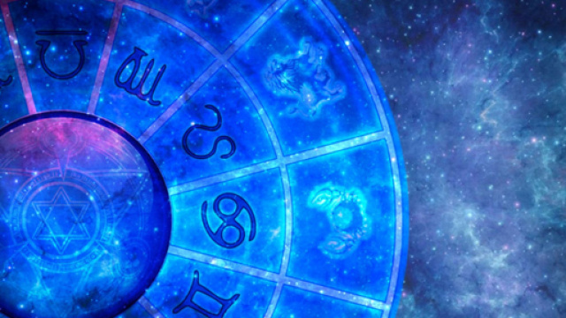 Previsioni dal 4 al 10 maggio per amore e lavoro: la Luna piena agita lo Scorpione.