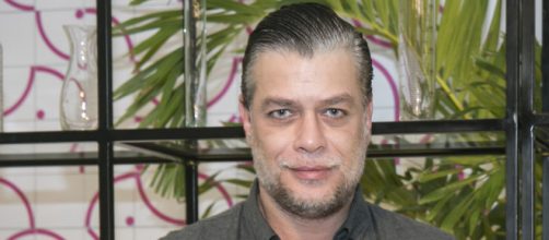 Ator F&aacute;bio Assun&ccedil;&atilde;o posa sem camisa. (Reprodu&ccedil;&atilde;o/TV Globo)