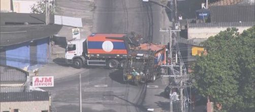 Bandidos do Rio de Janeiro usam caminh&otilde;es da Comlurb para servir de barricadas. (Reprodu&ccedil;&atilde;o/TV Globo)