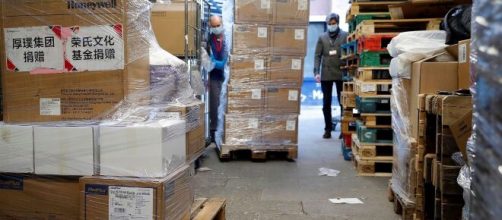 Entrega al Hospital Cl&iacute;nico San Carlos de Madrid del material sanitario que la Comunidad recibi&oacute; procedente de China.