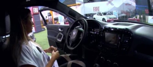 Gabi fica confusa na hora de ligar o carro na prova do l&iacute;der. (Reprodu&ccedil;&atilde;o/TV Globo)