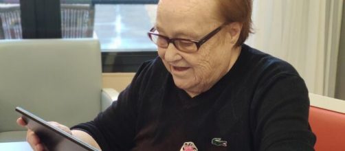 Las residencias de mayores facilitan la comunicaci&oacute;n de estos con sus familias