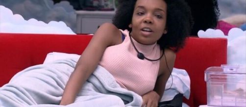 Thelma conversa no quarto c&eacute;u. (Reprodu&ccedil;&atilde;o/TV Globo)