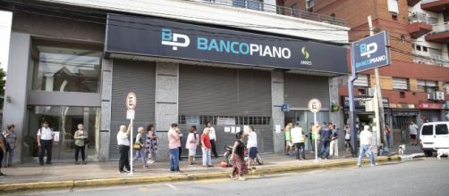 Tras el caos de hoy, los bancos abrir&aacute;n el s&aacute;bado y el domingo. - infobae.com