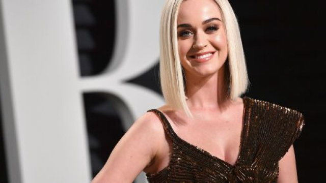 Tagli di capelli medi e accessori per la primavera: il bob e i fermagli