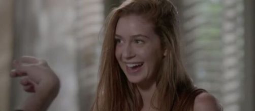 Eliza se diverte com as li&ccedil;&otilde;es para se tornar modelo em 'Totalmente Demais'. (Reprodu&ccedil;&atilde;o/TV Globo)