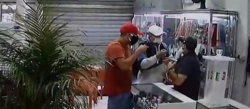 Imagens registraram a&ccedil;&atilde;o dos assaltantes. (reprodu&ccedil;&atilde;o).