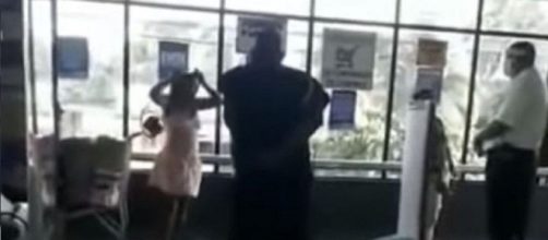 Mulher usa calcinha no lugar da m&aacute;scara ap&oacute;s ser barrada em supermercado. (Reprodu&ccedil;&atilde;o)