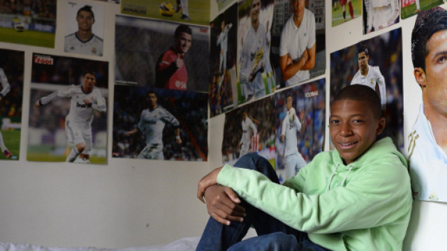 Kylian Mbapp&eacute; dans sa chambre avec les posters de Cristiano Ronaldo.