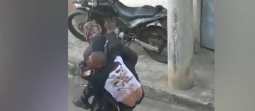 Opera&ccedil;&atilde;o no Rio de Janeiro deixa policial baleado e v&iacute;deo viraliza nas redes sociais (Reprodu&ccedil;&atilde;o/You Tube)