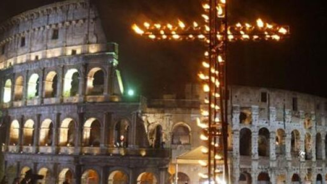 Coronavirus, sar&agrave; una Pasqua senza riti, ma Matteo Salvini chiede di aprire le chiese