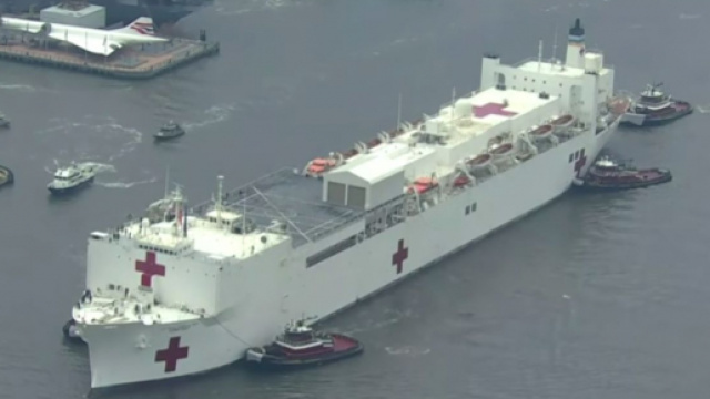 Coronavirus : Un h&ocirc;pital a &eacute;t&eacute; mis en place sur un bateau sur la rivi&egrave;re de Hudson &agrave; New York. Credit : VOA News Capture
