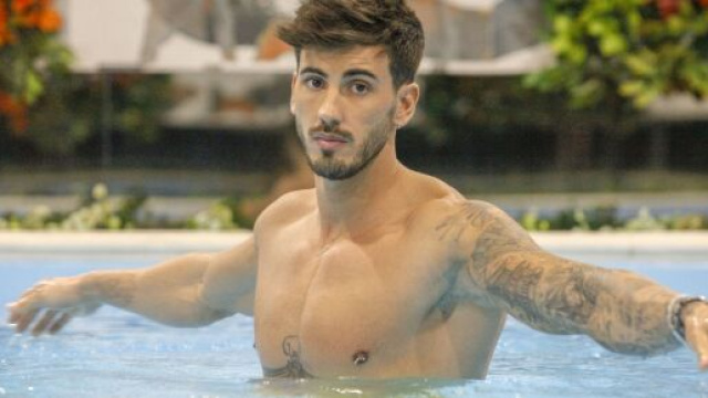 Ivan Gonzalez, ex GF Vip, criticato sul web: &egrave; tornato a Madrid durante la quarantena.