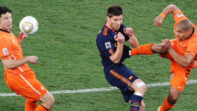Nigel de jong kung fu master sur Xabi