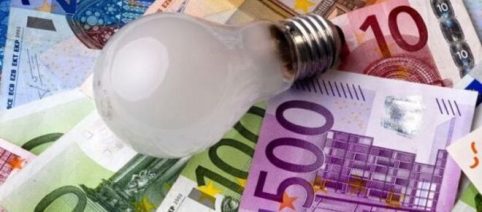 Bollette: come risparmiare con la luce solare durante l'isolamento domestico