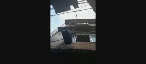 Covid-19: Morador da Rocinha improvisa elevador para privar m&atilde;e de contamina&ccedil;&atilde;o. (Reprodu&ccedil;&atilde;o/TV Globo)