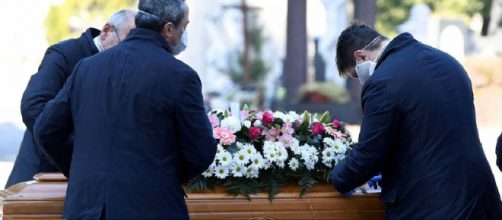 Los obispos espa&ntilde;oles piden protecci&oacute;n sanitaria para acompa&ntilde;ar a los muertos por coronavirus.