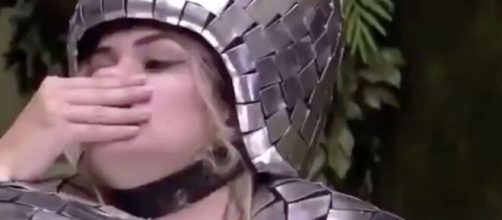 Odor do pum de Gizelly acaba 'torturando' Marcela no castigo do monstro. (Arquivo Blasting News)