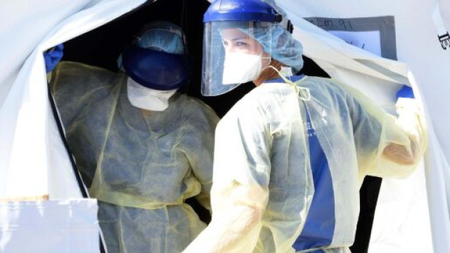 Coronavirus, in Italia calano i contagi e i ricoveri in terapia intensiva: 15.887 i morti totali.
