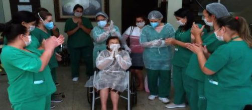 Covid-19: Senhora de 91 anos ganha alta no hospital e recebe homenagem se emociona. (Arquivo Pessoal)