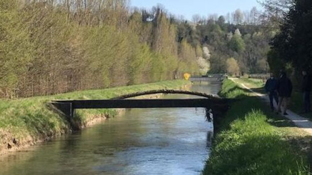 Bambina cade in un canale e muore annegata