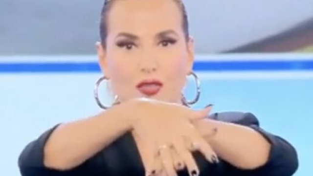Barbara D'Urso cambia look, Lucio Pesta l'ha definita 'la suora laica in paillettes'.