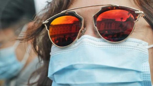 Mascherine al mare: secondo il virologo Clementi saranno necessarie.